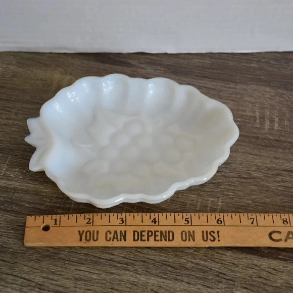 Vtg Milk Glass Grape  Shaped Bowl - Picture 4 of 6